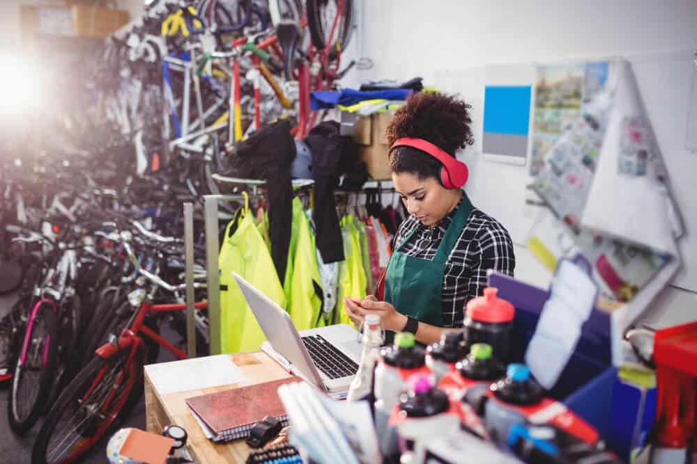 travaille dans une quincaillerie